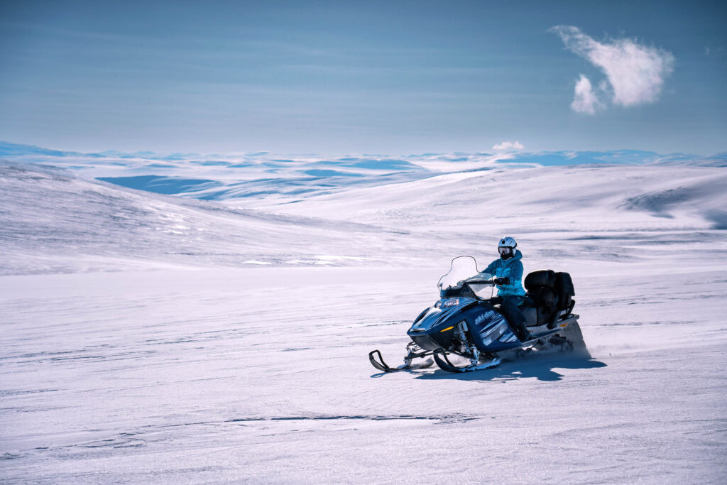 Snowmobiling in Reisa